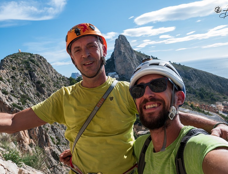 Escalando en las agujas del Mascarat: LLobet Bertomeu (V+, 250mts)